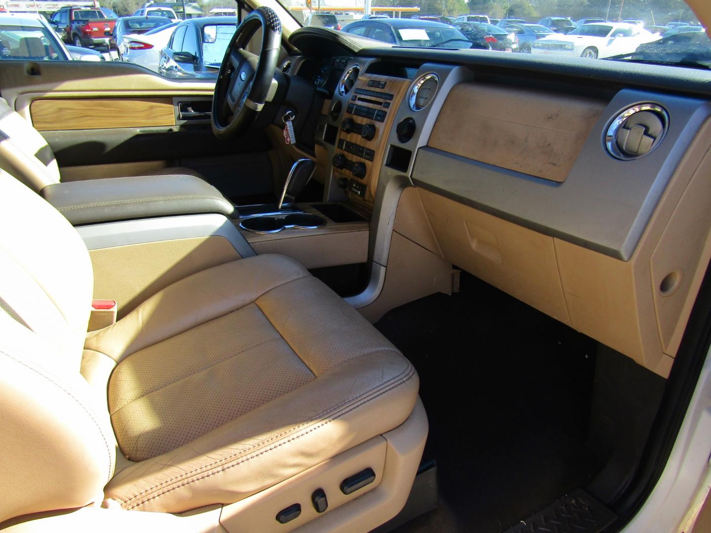 2011 White /Tan Ford F-150 FX2 SuperCab 6.5-ft. Bed 2WD (1FTFX1CF0BF) with an 5.0L V8 engine, Automatic transmission, located at 15016 S Hwy 231, Midland City, AL, 36350, (334) 983-3001, 31.306210, -85.495277 - Photo#9